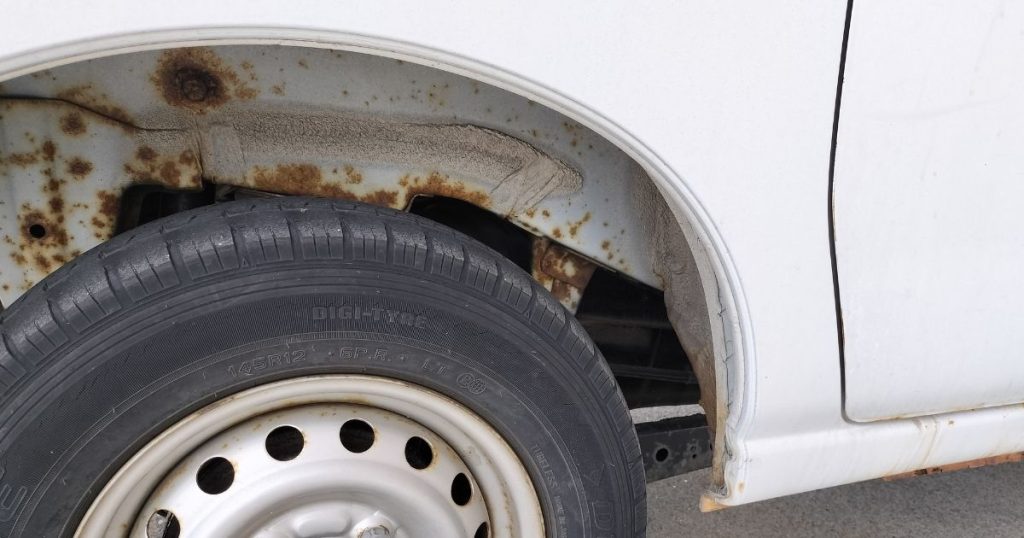 自動車のタイヤ周りフレーム錆の画像