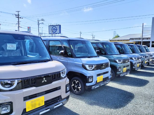 渥美モータース田原店に未使用車が並んでいるところ